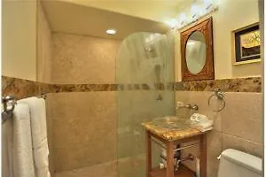 Beautiful Ground Floor! Corner! Just Steps To Ocean And Pool!120 Hotel
